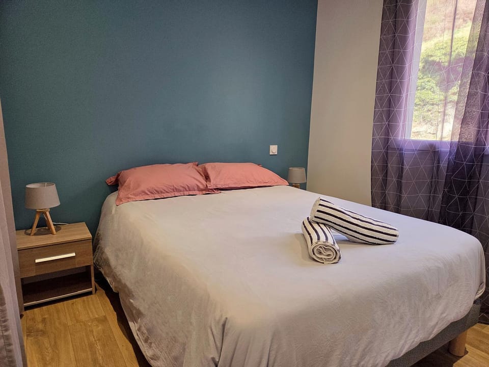 Bed, Photo of the whole room, Bedroom, air conditioner