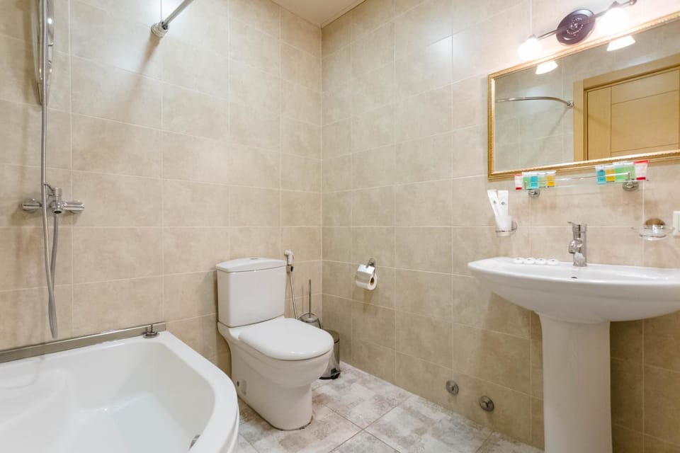 Shower, Toilet, Bathroom, bidet, towels