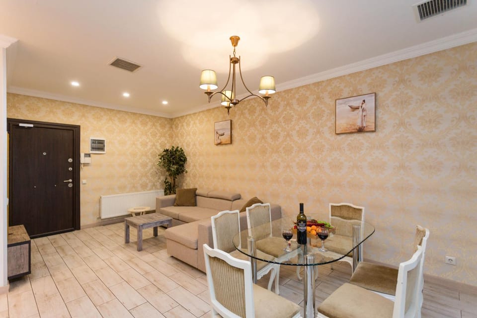 TV and multimedia, Living room, Seating area, Dining area, air conditioner