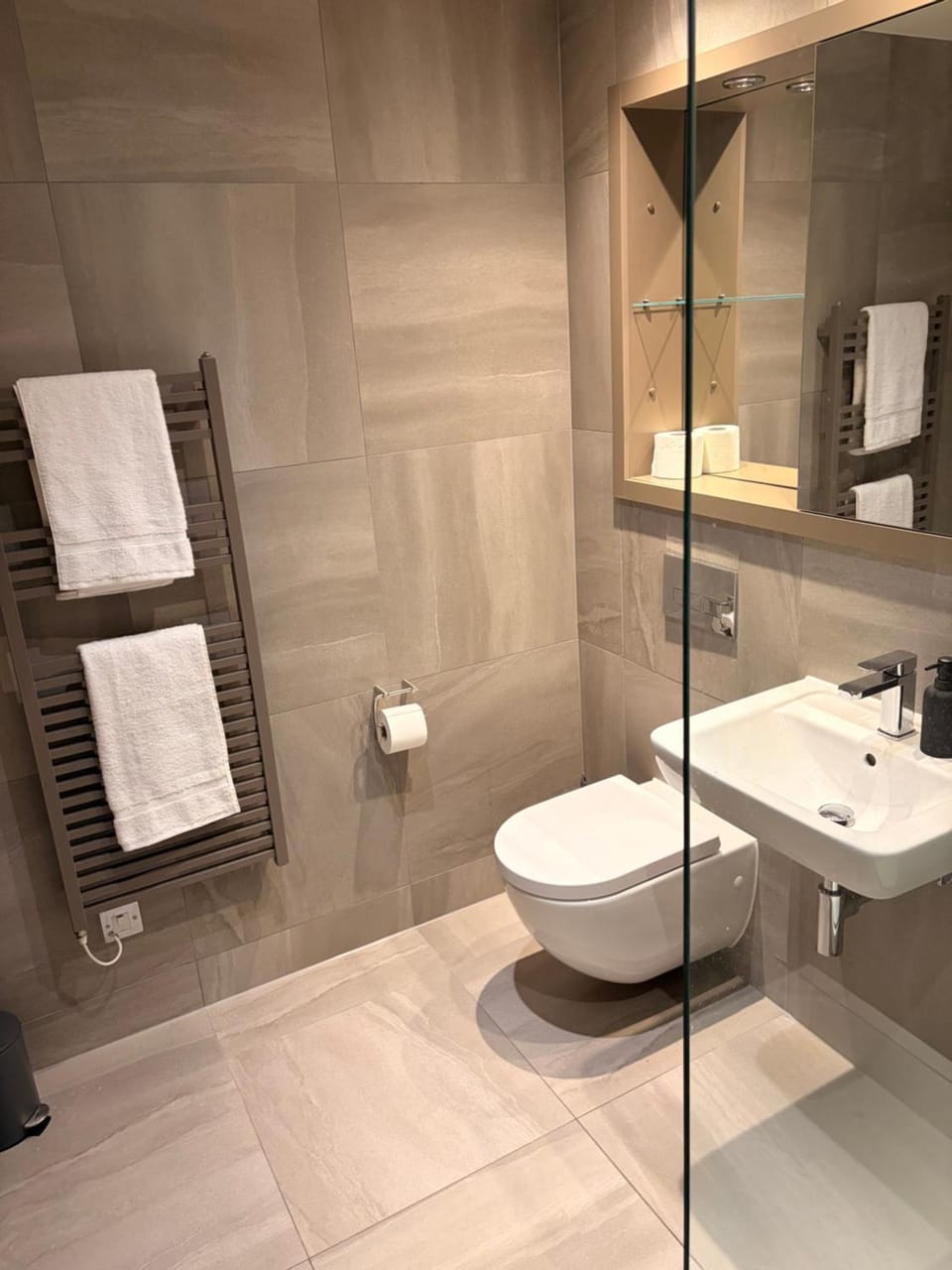 Shower, Toilet, Bathroom, towels