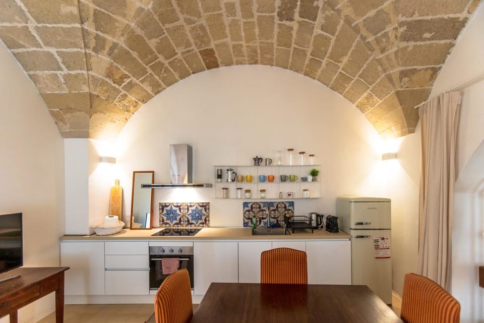 Coffee/tea facilities, Kitchen or kitchenette, Dining area, oven, stove