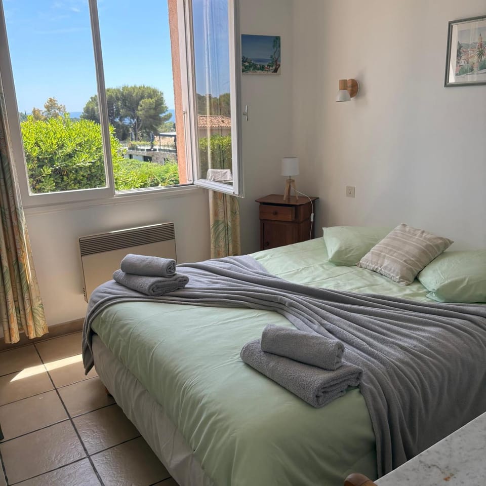 Bed, Photo of the whole room, Bedroom, towels
