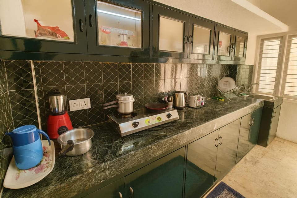 Coffee/tea facilities, Kitchen or kitchenette, stove