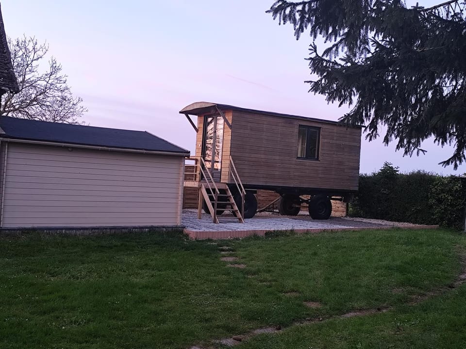 Roulotte cosy vue nature avec espace privé Luxury tent in Centre-Val de Loire
