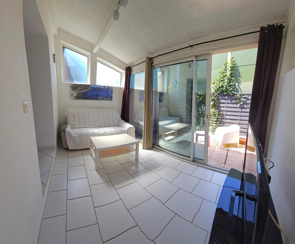 Patio, Living room