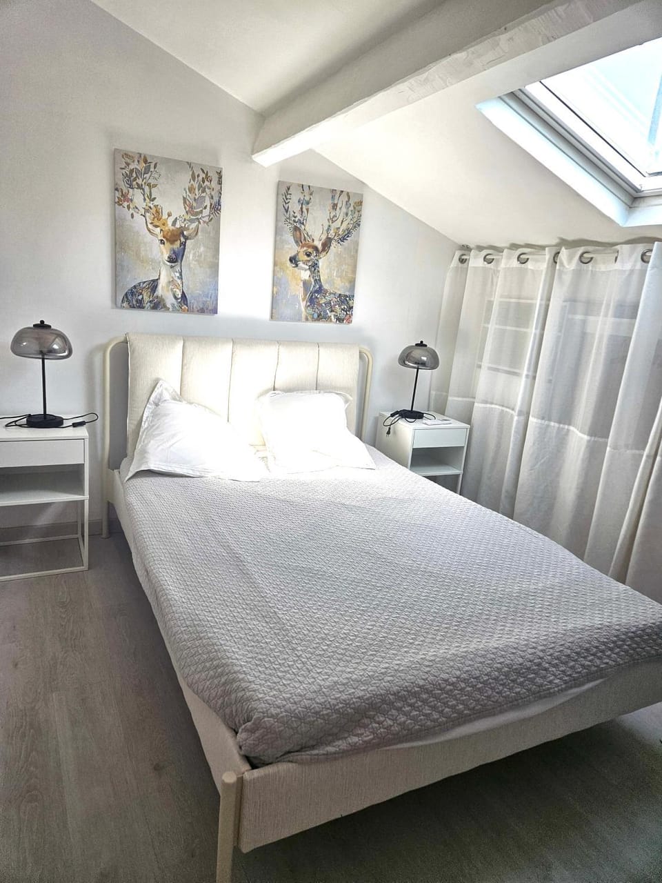 Photo of the whole room, Bedroom