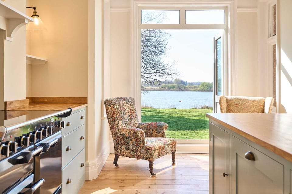 Natural landscape, Kitchen or kitchenette, Seating area, Lake view