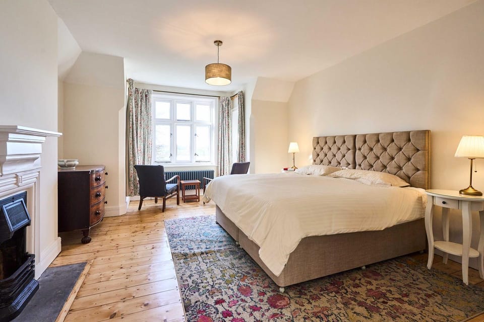 Bed, Seating area, Bedroom