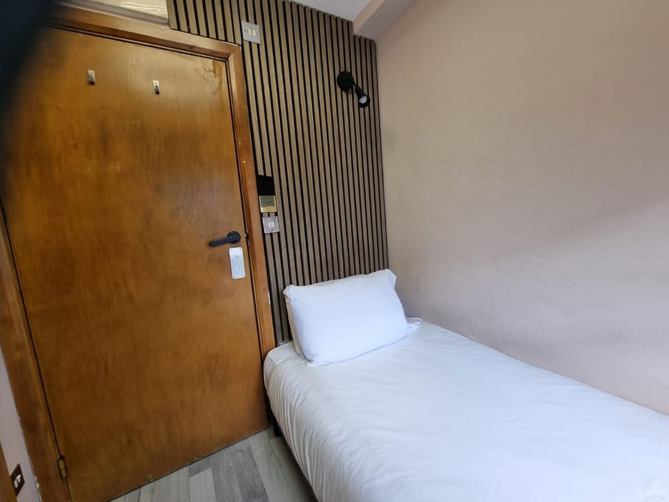 1405-Top Floor Cosy Studio near Hyde Park Apartment in City of Westminster