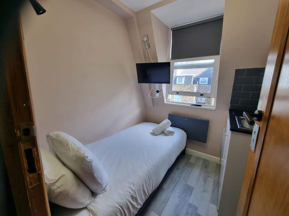 1405-Top Floor Cosy Studio near Hyde Park Apartment in City of Westminster