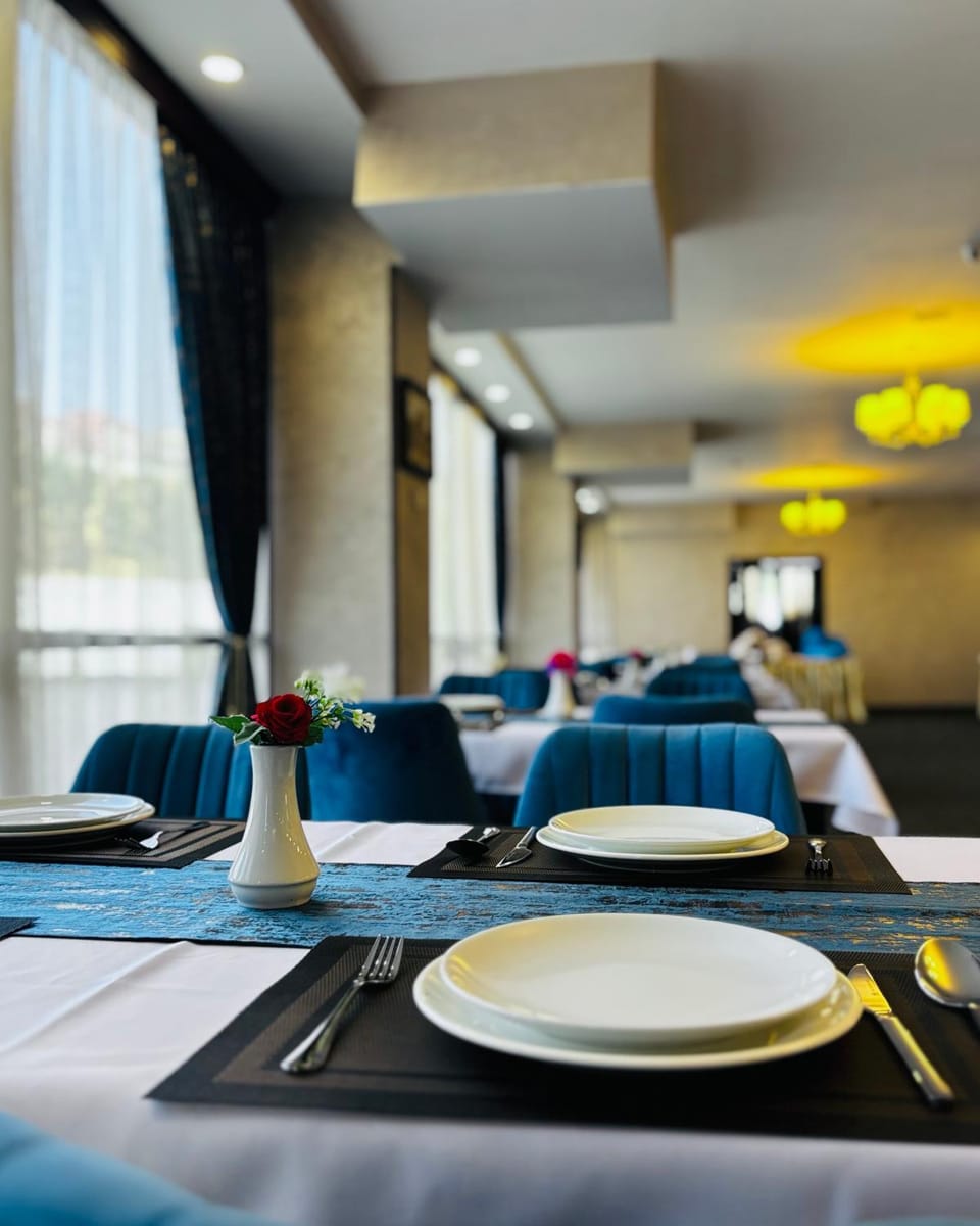 Restaurant/places to eat, Living room, Seating area, Breakfast