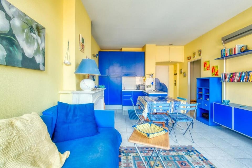 Bright two-room apartment with terrace in Jean-Médecin Apartment in Nice