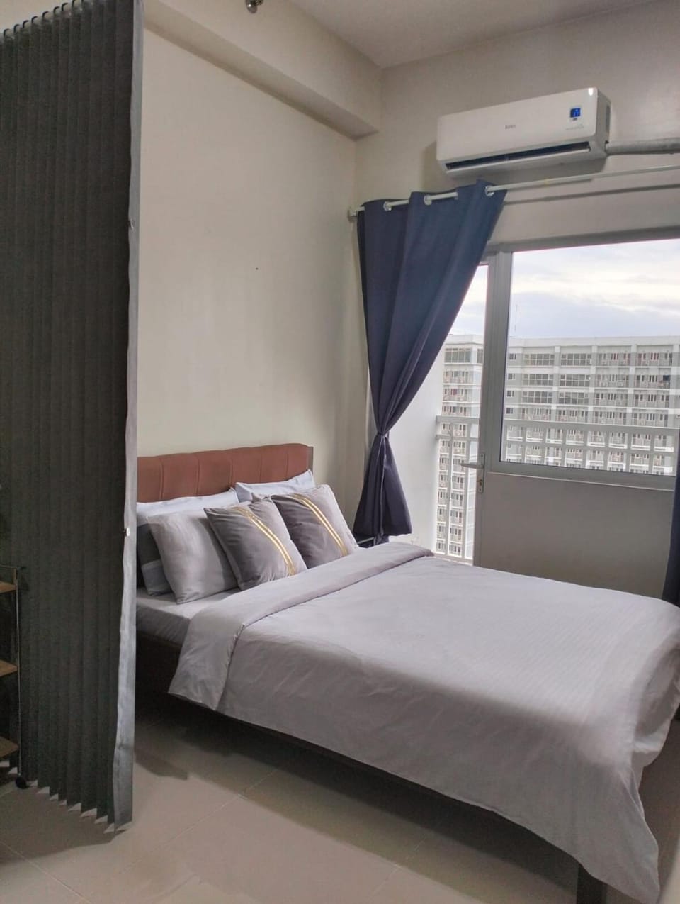 Breeze Lower Penthouse Apartment in Pasay