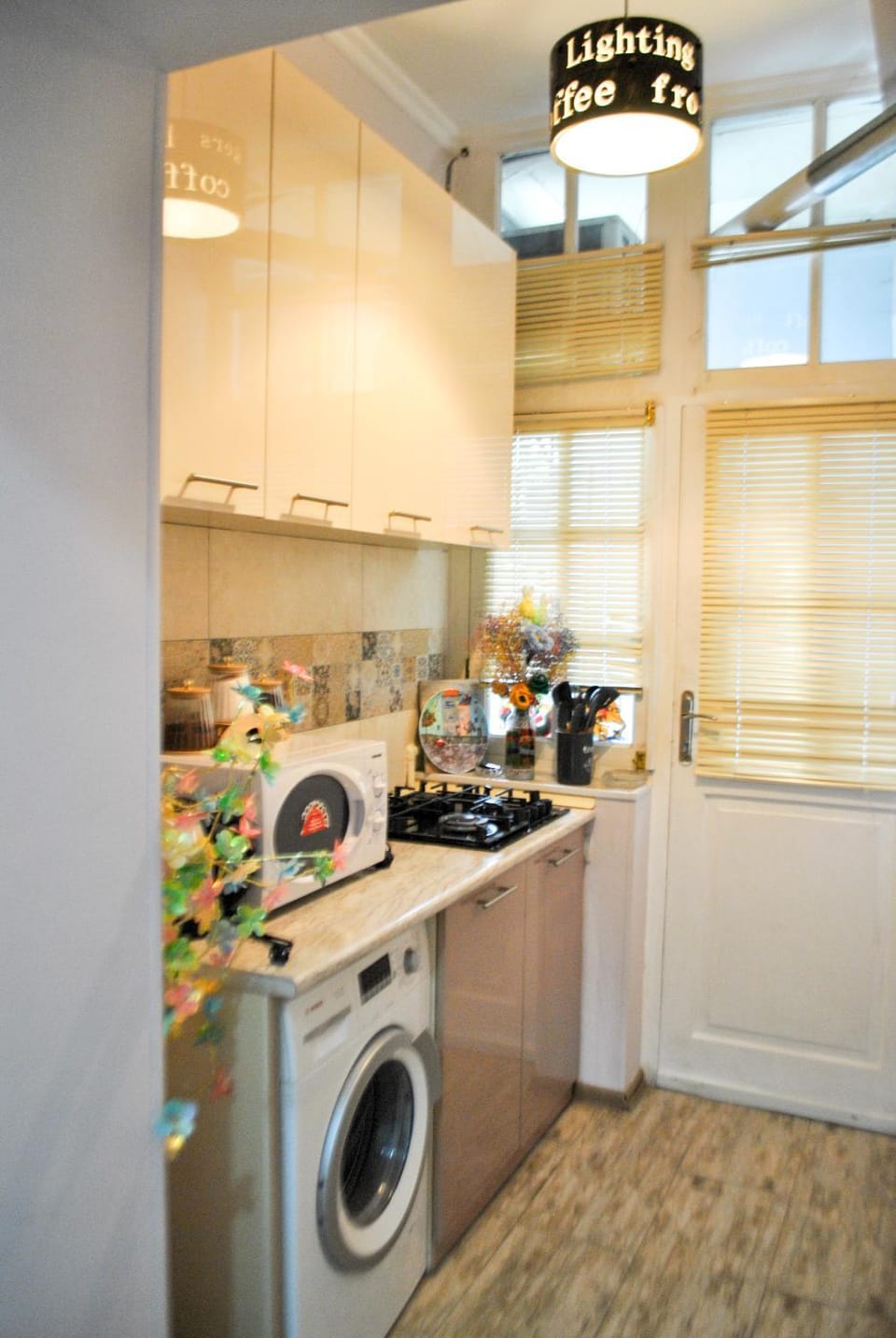 Kitchen or kitchenette, oven, toaster, washing machine