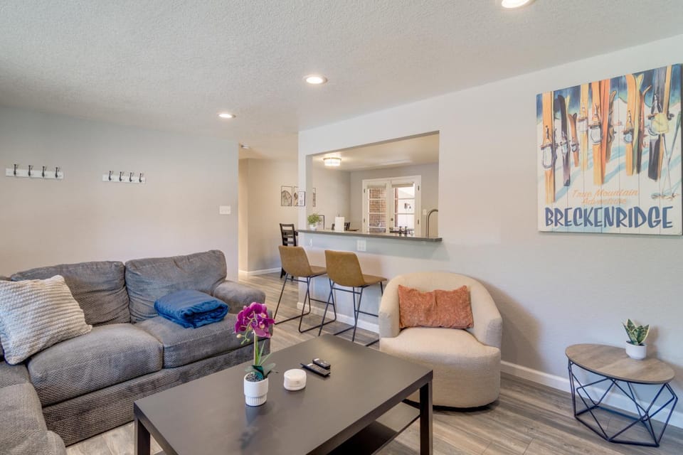 Hot Tub, Pool Table, BBQ Patio, Yard Games House in Westminster