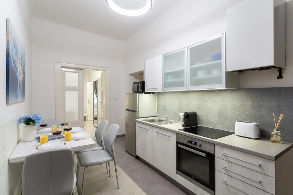 Kitchen or kitchenette, Dining area, stove