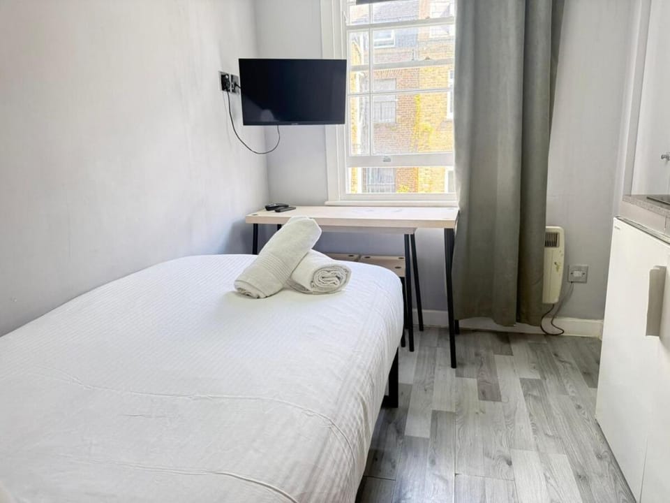 I301-Compact Studio near Hyde Park Apartment in City of Westminster