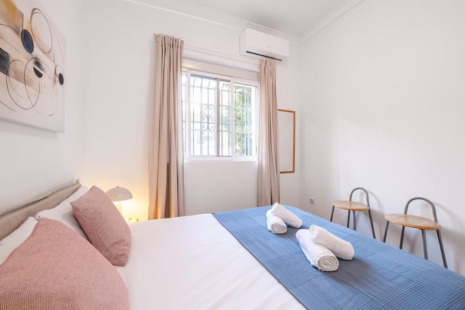 Bed, Photo of the whole room, Bedroom, towels, air conditioner