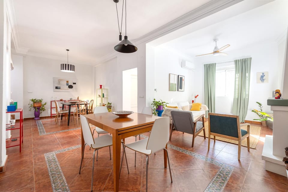 Kitchen or kitchenette, Living room, Seating area, Dining area