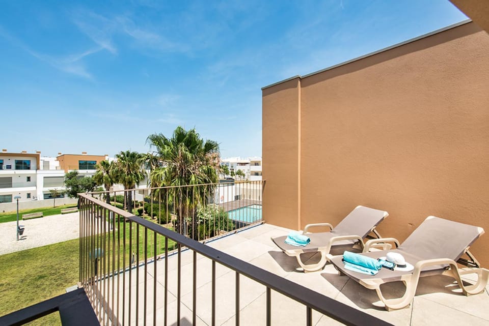 Patio, Day, View (from property/room), Balcony/Terrace, Pool view, Swimming pool, sunbed