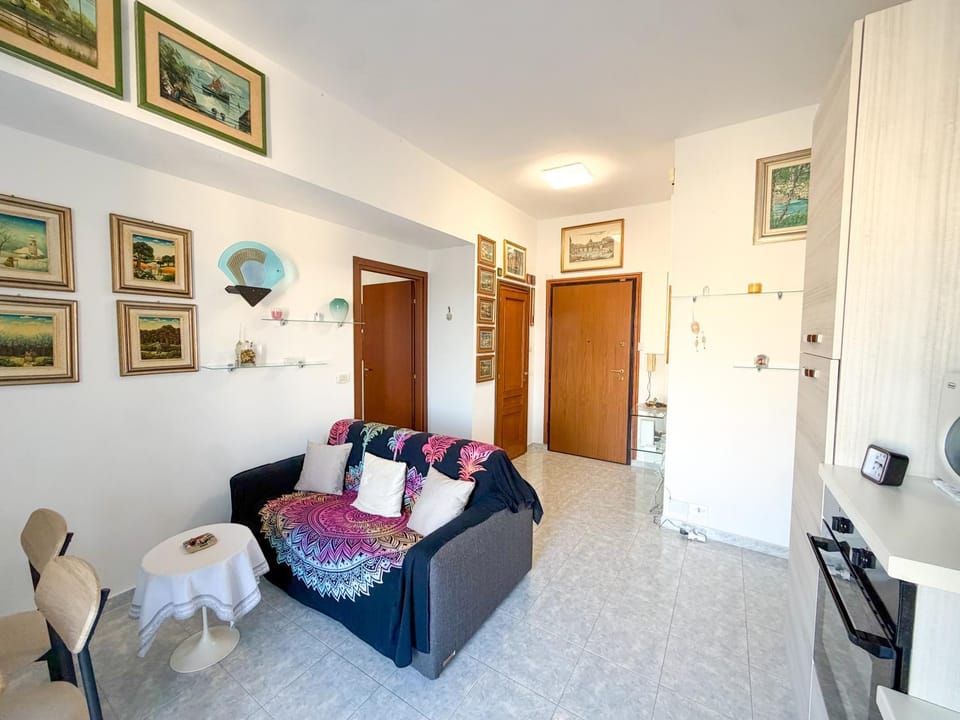 Bed, TV and multimedia, Living room, Photo of the whole room, Seating area, Bedroom, wardrobe