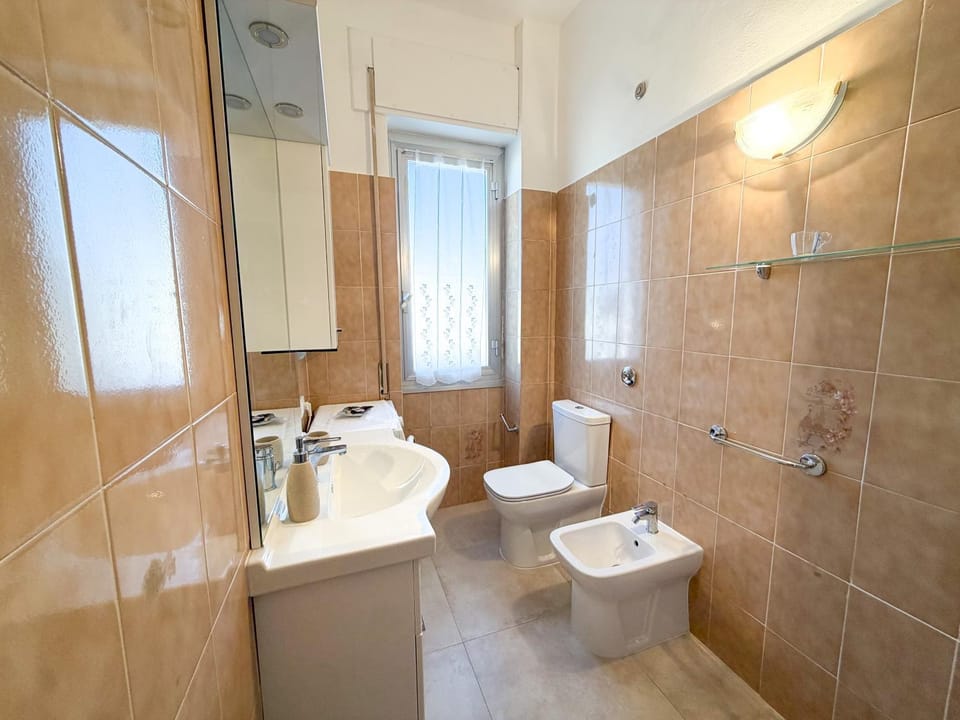Shower, Toilet, Bathroom, bidet, towels