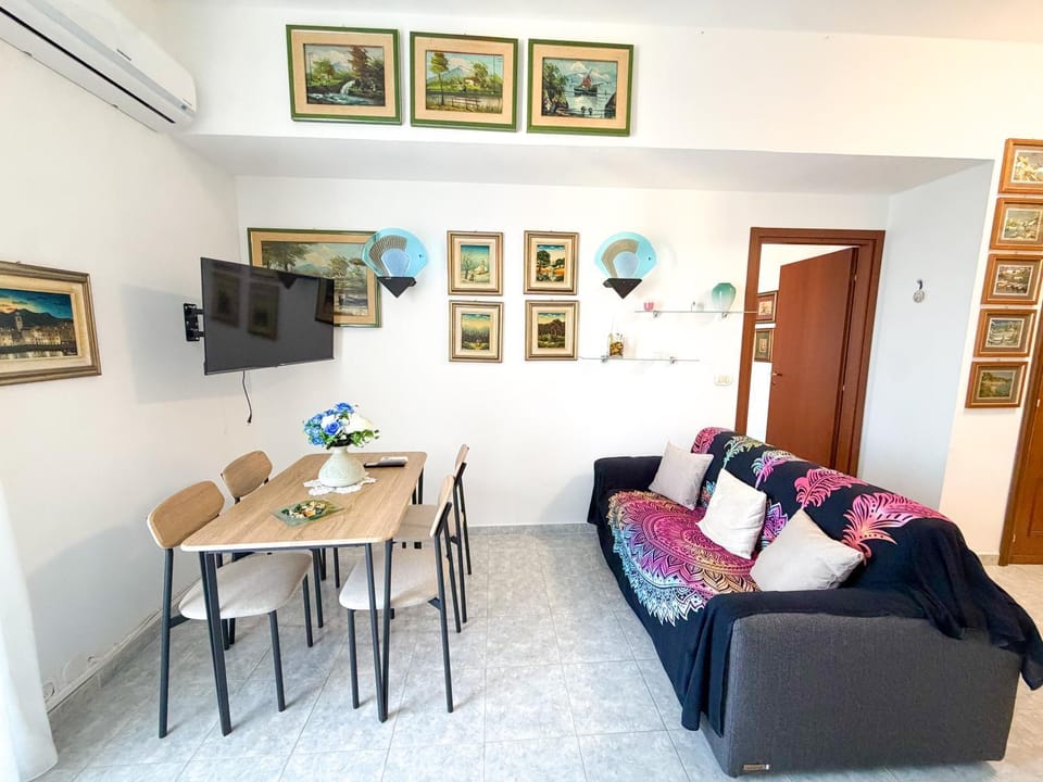 Communal lounge/ TV room, TV and multimedia, Living room, Seating area, Dining area, Evening entertainment