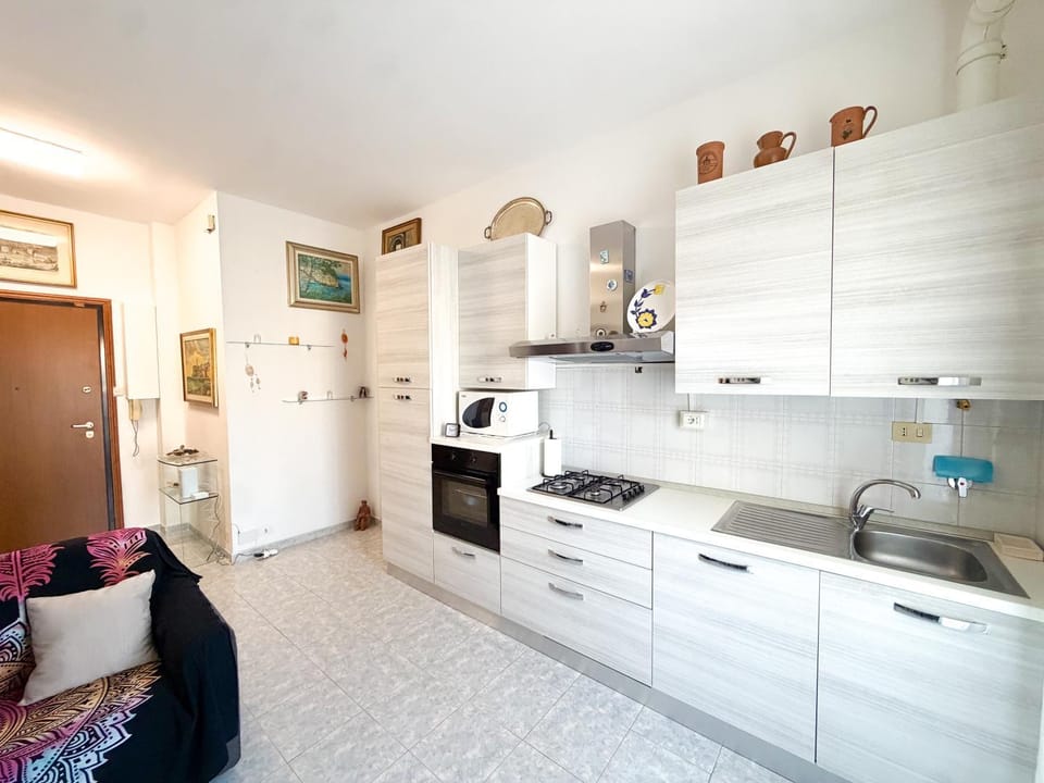 Kitchen or kitchenette, dishwasher, minibar, oven, stove