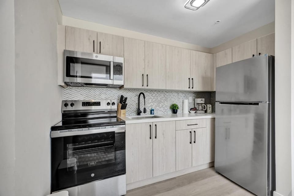 Large 4BD 2BA Getaway in South Beach Block from the Beach 405 Apartment in Flamingo Lummus