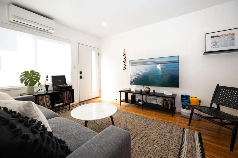 Seconds to Beach Ocean Bay, AC, Beach Toys House in Mission Beach