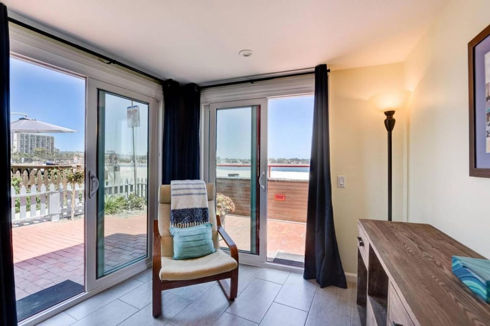 BayFront, 3 Private Decks, AC, Garage, Beach Toys House in Mission Beach