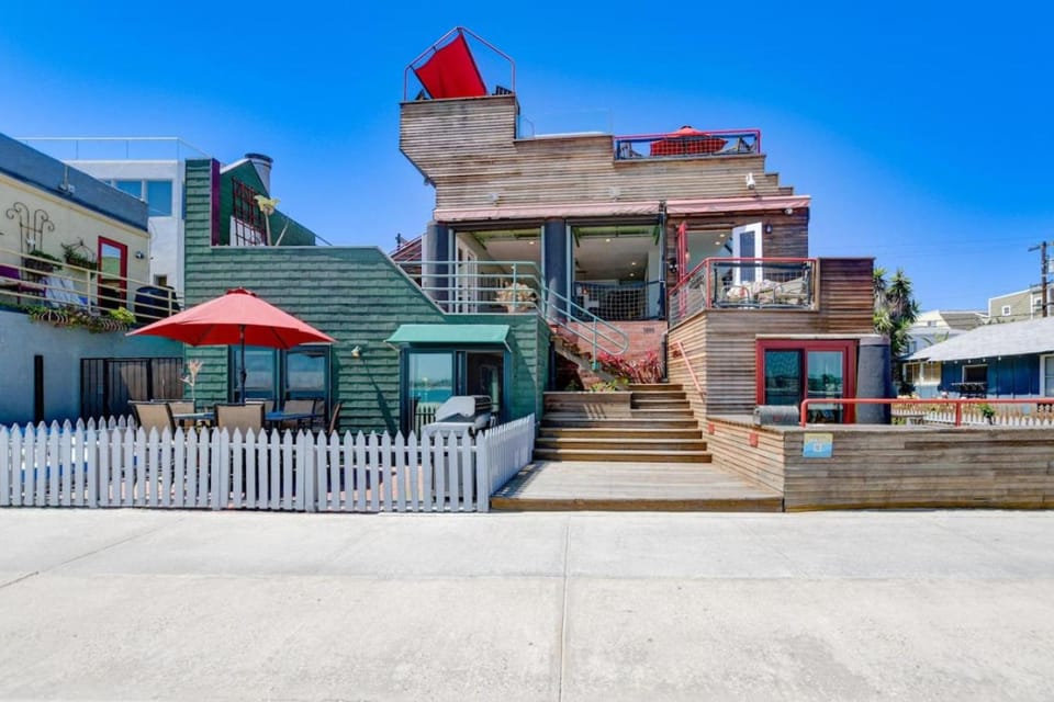 BayFront, 3 Private Decks, AC, Garage, Beach Toys House in Mission Beach