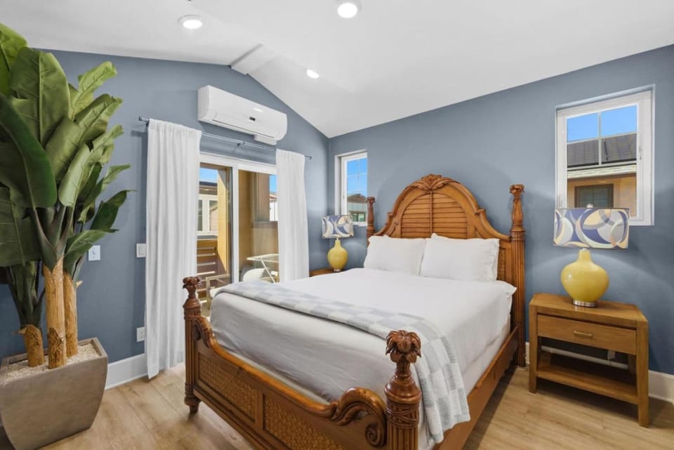 Modern Beach Townhome: Steps to Ocean, Bay & Belmont Park House in Mission Beach