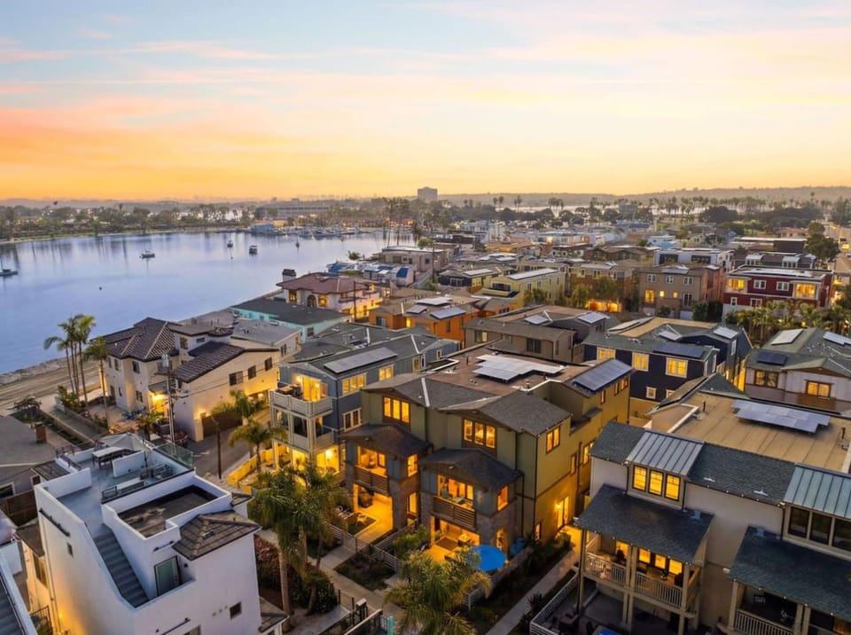 Modern Beach Townhome: Steps to Ocean, Bay & Belmont Park House in Mission Beach