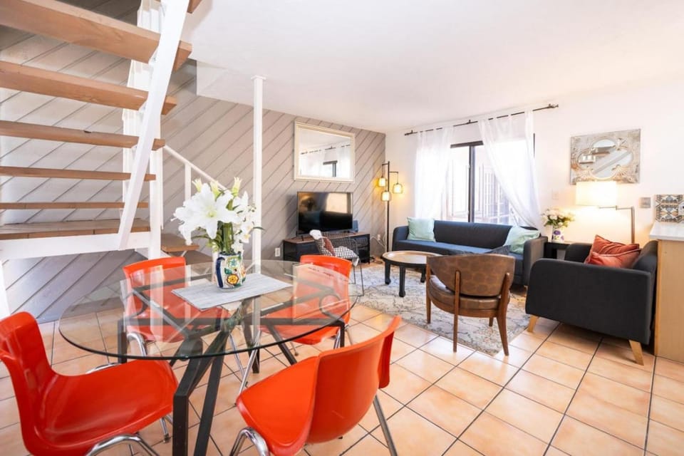 Nice 2 Story Condo, Seconds to Sand, Toys, Parking House in Mission Beach