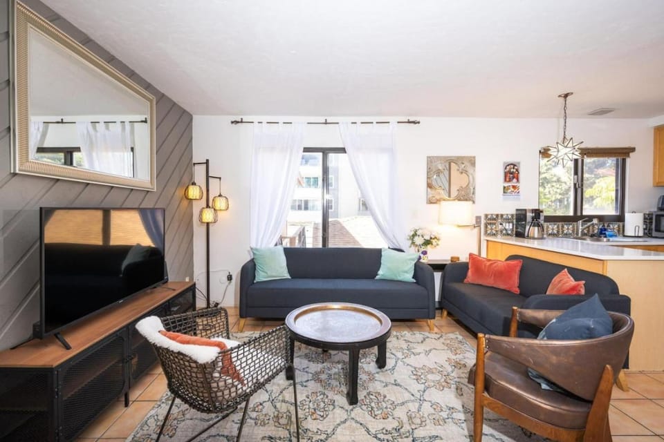Nice 2 Story Condo, Seconds to Sand, Toys, Parking House in Mission Beach