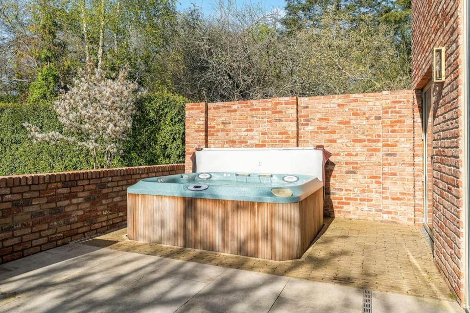 Apple Grove - Hot Tub, Sauna, Virtual Golf and Gym! House in Poole