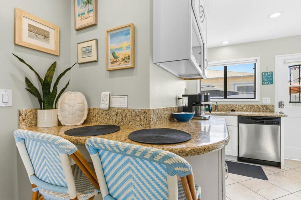 Renovated Duplex Seconds to Beach, Bay, Ocean House in Mission Beach
