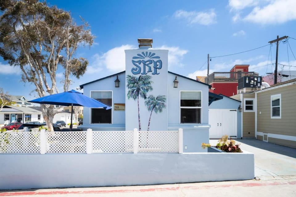 Iconic Cottage, Steps to Beach and Ocean, AC, Parking House in Mission Beach