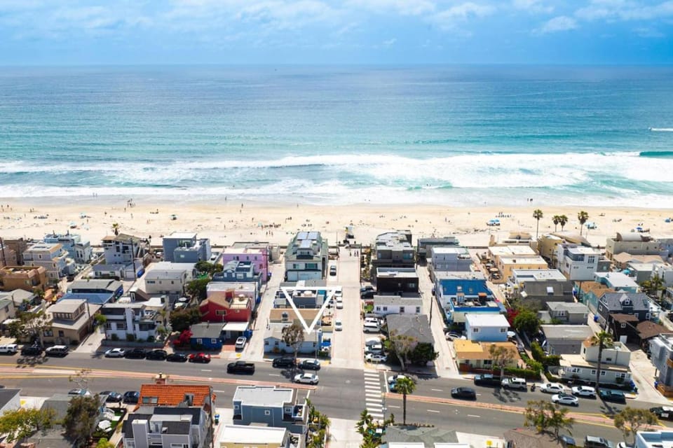 Iconic Cottage, Steps to Beach and Ocean, AC, Parking House in Mission Beach