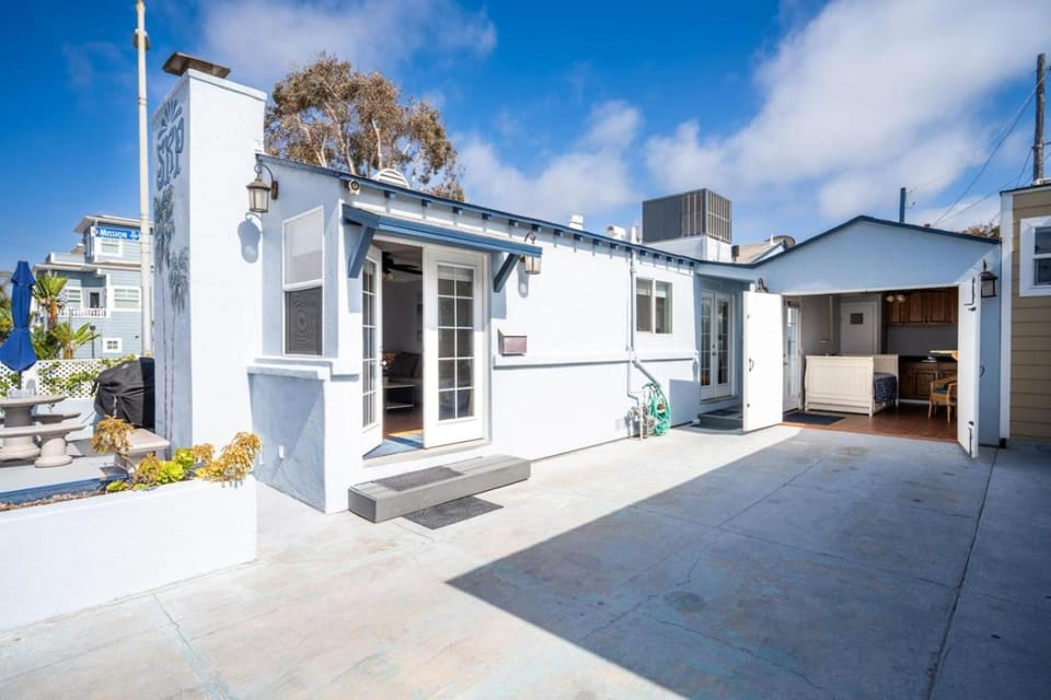 Iconic Cottage, Steps to Beach and Ocean, AC, Parking House in Mission Beach