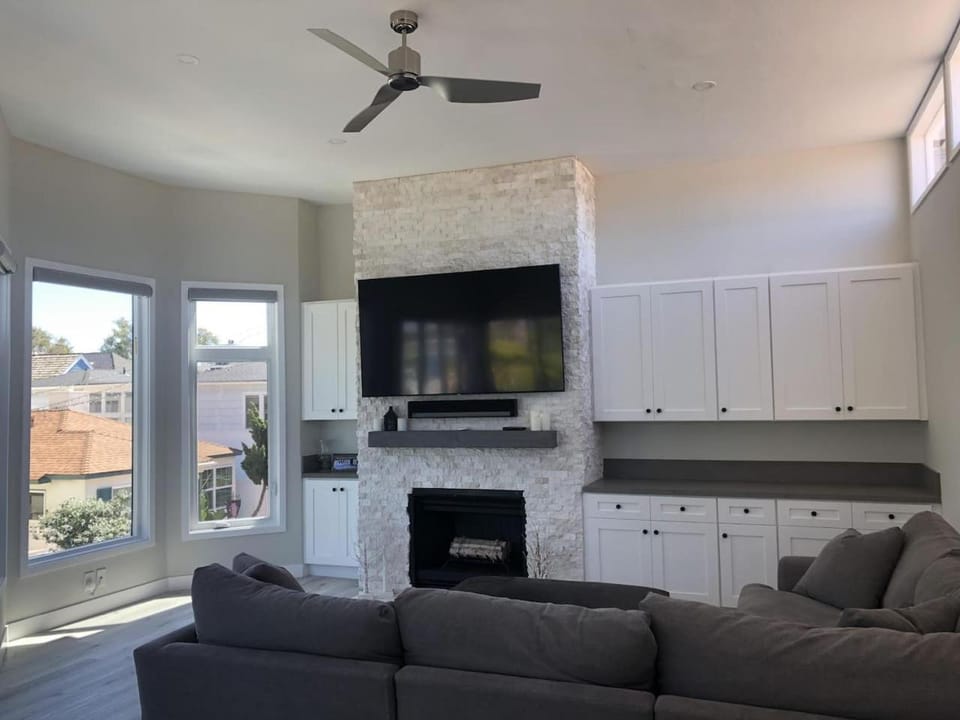 Luxury, Glass Walls, Seconds to Beach,Ocean, AC House in Mission Beach
