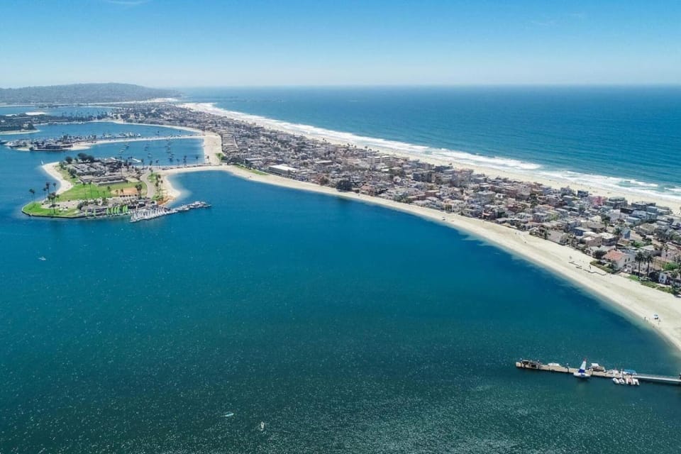Perfect Beach Condo, Walk to Ocean, Garage Parking House in Mission Bay