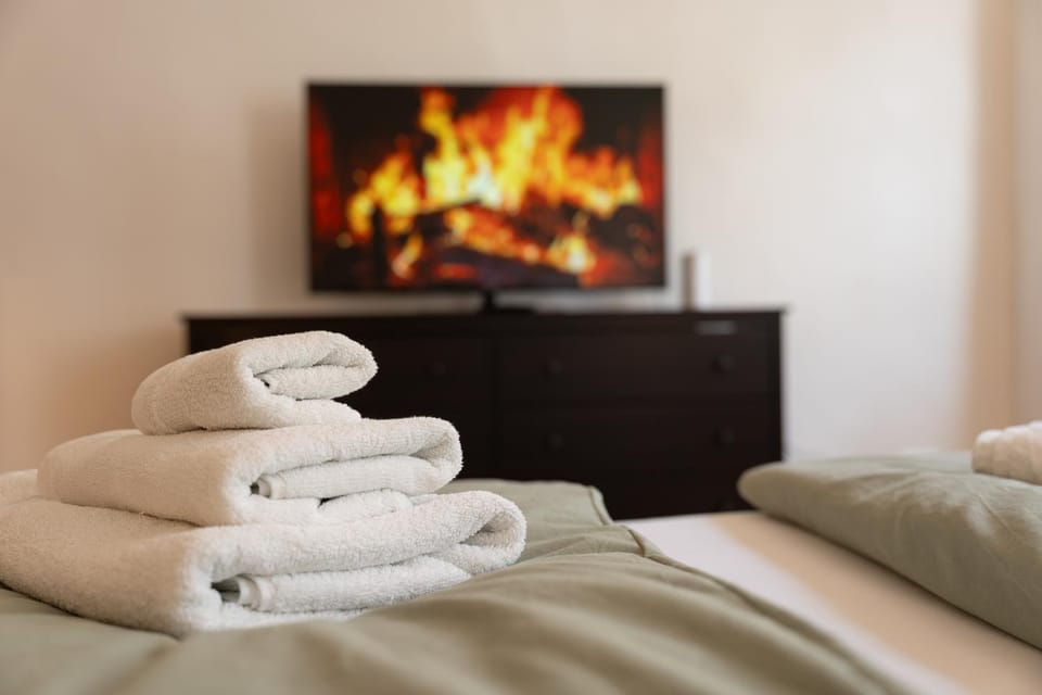 Bed, TV and multimedia, Decorative detail, towels
