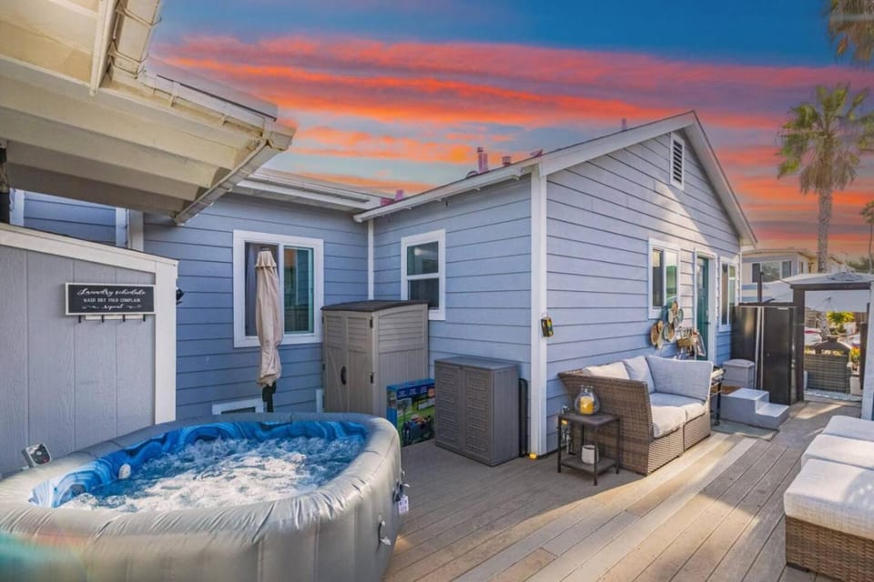 Iconic Ocean Beach Bungalow Steps to Beach House in Ocean Beach