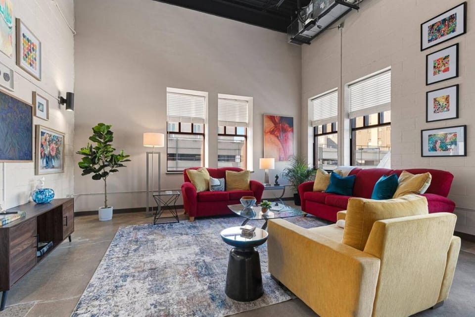 The Urban Palette (Downtown GB and KI Convention) Apartment in Green Bay