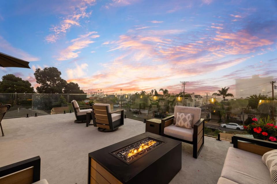 Brand New, Ocean and City Views, 2 Decks, AC, Parking House in Pacific Beach