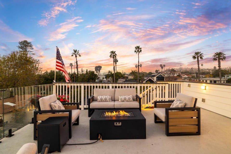 Brand New, Ocean and City Views, 2 Decks, AC, Parking House in Pacific Beach