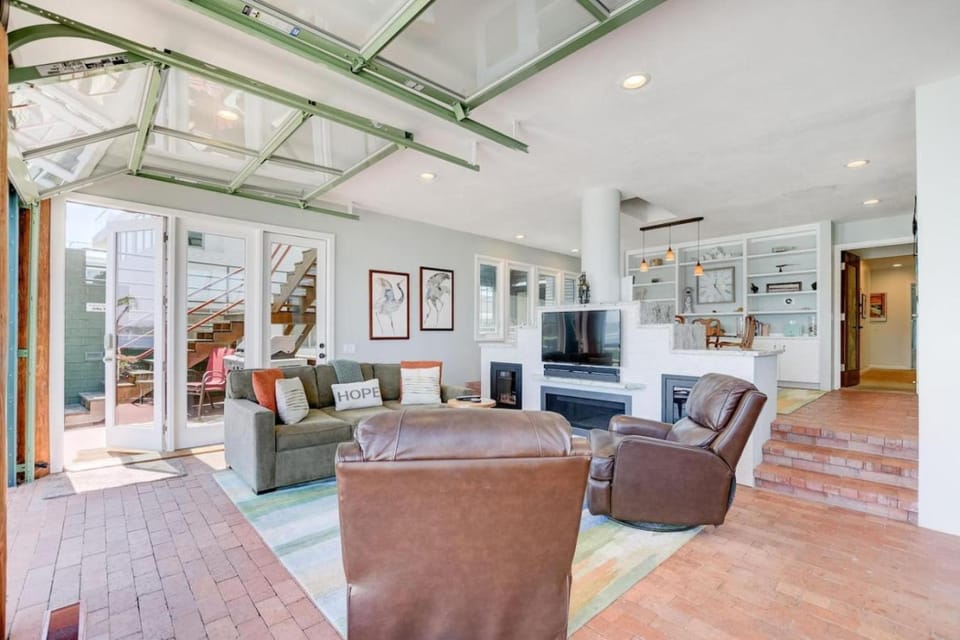 Bay Front, Roll Up Glass Walls, Roof deck Jacuzzi House in Mission Beach