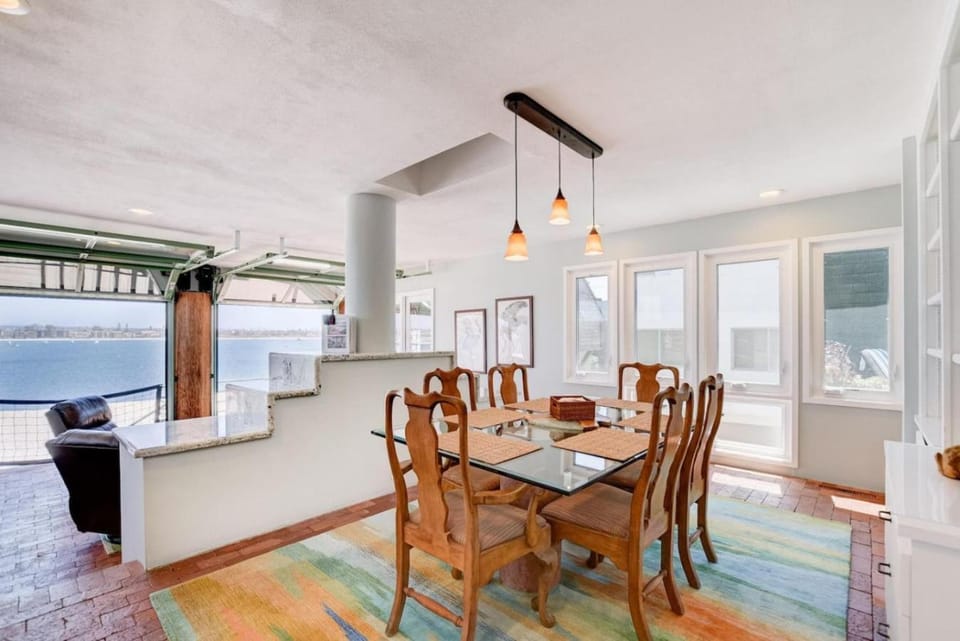 Bay Front, Roll Up Glass Walls, Roof deck Jacuzzi House in Mission Beach